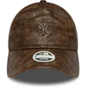 brun-justerbar-kvindekasket-med-buet-skygge-og-brunt-logo-9twenty-worn-pu-fra-new-york-yankees-mlb-fra-new-era