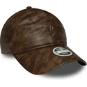 brun-justerbar-kvindekasket-med-buet-skygge-og-brunt-logo-9twenty-worn-pu-fra-new-york-yankees-mlb-fra-new-era