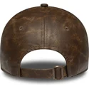brun-justerbar-kvindekasket-med-buet-skygge-og-brunt-logo-9twenty-worn-pu-fra-new-york-yankees-mlb-fra-new-era