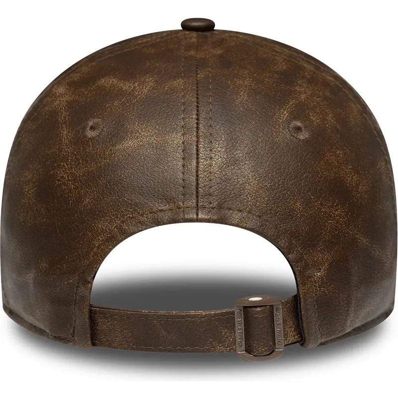 brun-justerbar-buet-kasket-til-kvinder-med-brunt-logo-9twenty-worn-pu-fra-new-york-yankees-mlb-fra-new-era