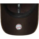 brun-justerbar-kvindekasket-med-buet-skygge-og-brunt-logo-9twenty-worn-pu-fra-new-york-yankees-mlb-fra-new-era