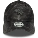 sort-justerbar-curved-kasket-til-kvinder-med-sort-logo-9twenty-worn-pu-fra-new-york-yankees-mlb-fra-new-era