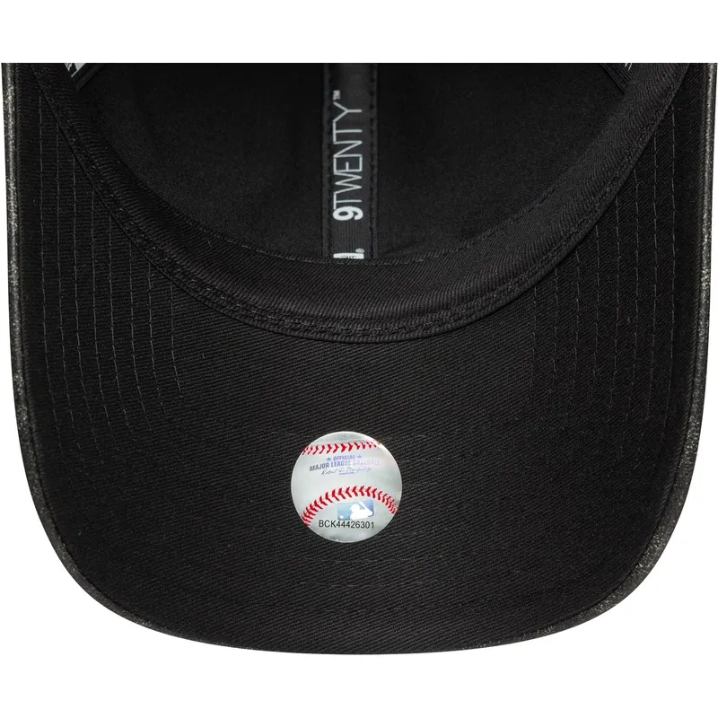 sort-justerbar-curved-kasket-til-kvinder-med-sort-logo-9twenty-worn-pu-fra-new-york-yankees-mlb-fra-new-era