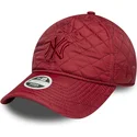 rod-justerbar-kvindekasket-med-buet-skygge-og-rodt-9twenty-polstret-logo-af-new-york-yankees-mlb-fra-new-era