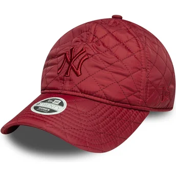 Rød justerbar kvindekasket med buet skygge og rødt 9TWENTY polstret logo af New York Yankees MLB fra New Era