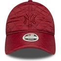 rod-justerbar-kvindekasket-med-buet-skygge-og-rodt-9twenty-polstret-logo-af-new-york-yankees-mlb-fra-new-era