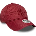 rod-justerbar-kvindekasket-med-buet-skygge-og-rodt-9twenty-polstret-logo-af-new-york-yankees-mlb-fra-new-era