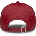 rod-justerbar-kvindekasket-med-buet-skygge-og-rodt-9twenty-polstret-logo-af-new-york-yankees-mlb-fra-new-era