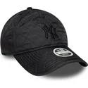 new-era-new-york-yankees-mlb-9twenty-padded-sort-justerbar-kvindekasket-med-buet-skygge-og-sort-logo