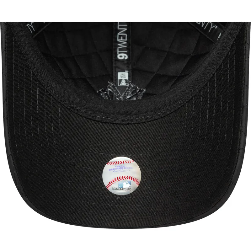sort-justerbar-curved-kasket-til-kvinder-med-sort-logo-9twenty-padded-fra-new-york-yankees-mlb-fra-new-era