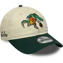 beige-og-gron-justerbar-buet-kasket-til-drenge-9twenty-mascot-fra-new-era