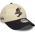 justerbar-beige-og-marinebla-buet-kasket-til-drenge-9twenty-mascot-fra-new-era