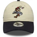 justerbar-beige-og-marinebla-buet-kasket-til-drenge-9twenty-mascot-fra-new-era
