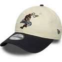 justerbar-beige-og-marinebla-buet-kasket-til-drenge-9twenty-mascot-fra-new-era