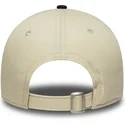 justerbar-beige-og-marinebla-buet-kasket-til-drenge-9twenty-mascot-fra-new-era