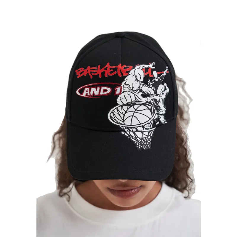 sort-snapback-kasket-med-buet-skygge-dunk-graffiti-fra-and1