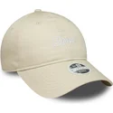 beige-justerbar-kasket-med-buet-skygge-til-kvinder-fra-fc-barcelona-laliga-9twenty-wordmark-fra-new-era