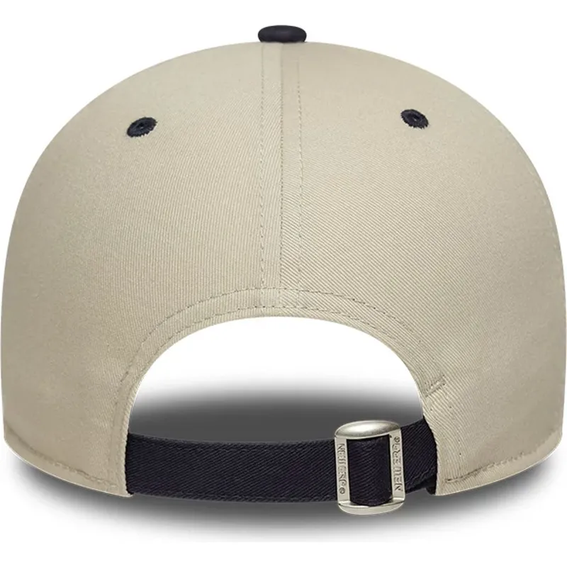 buet-kasket-beige-og-marinebla-justerbar-fra-fc-barcelona-laliga-9forty-contrast-fra-new-era