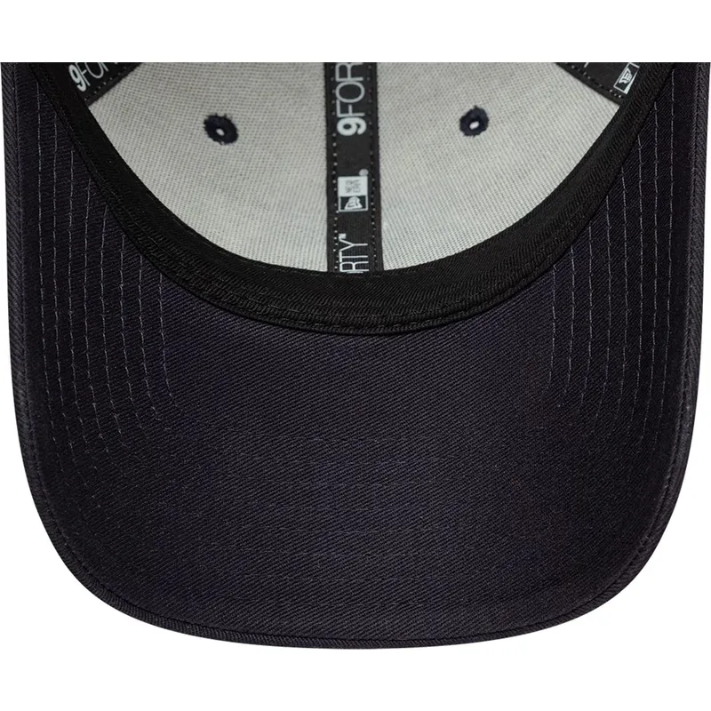 buet-kasket-beige-og-marinebla-justerbar-fra-fc-barcelona-laliga-9forty-contrast-fra-new-era