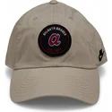 atlanta-braves-mlb-nike-justerbar-beige-buet-kasket-i-ustruktureret-okologisk-bomuld