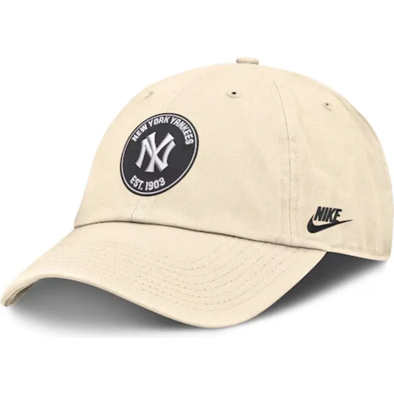 beige-justerbar-kasket-med-buet-skygge-club-unstructured-organic-cotton-fra-new-york-yankees-mlb-fra-nike