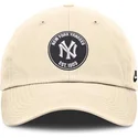 beige-justerbar-kasket-med-buet-skygge-club-unstructured-organic-cotton-fra-new-york-yankees-mlb-fra-nike