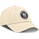 beige-justerbar-kasket-med-buet-skygge-club-unstructured-organic-cotton-fra-new-york-yankees-mlb-fra-nike