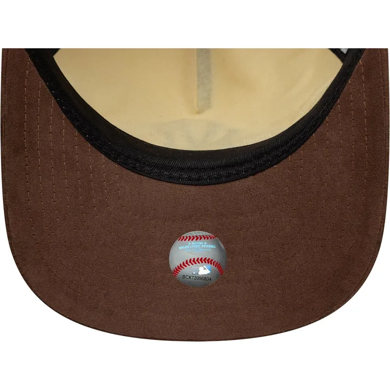 buet-beige-og-brun-justerbar-kasket-9fifty-a-frame-suede-visor-fra-new-york-yankees-mlb-fra-new-era