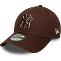brun-justerbar-buet-kasket-med-brunt-logo-9forty-outline-fra-new-york-yankees-mlb-fra-new-era