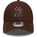 brun-justerbar-buet-kasket-med-brunt-logo-9forty-outline-fra-new-york-yankees-mlb-fra-new-era