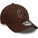 brun-justerbar-buet-kasket-med-brunt-logo-9forty-outline-fra-new-york-yankees-mlb-fra-new-era