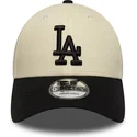 buet-beige-og-sort-justerbar-9forty-colour-block-kasket-fra-los-angeles-dodgers-mlb-fra-new-era