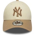 buet-beige-og-brun-justerbar-kasket-med-brunt-logo-9forty-colour-block-fra-new-york-yankees-mlb-fra-new-era