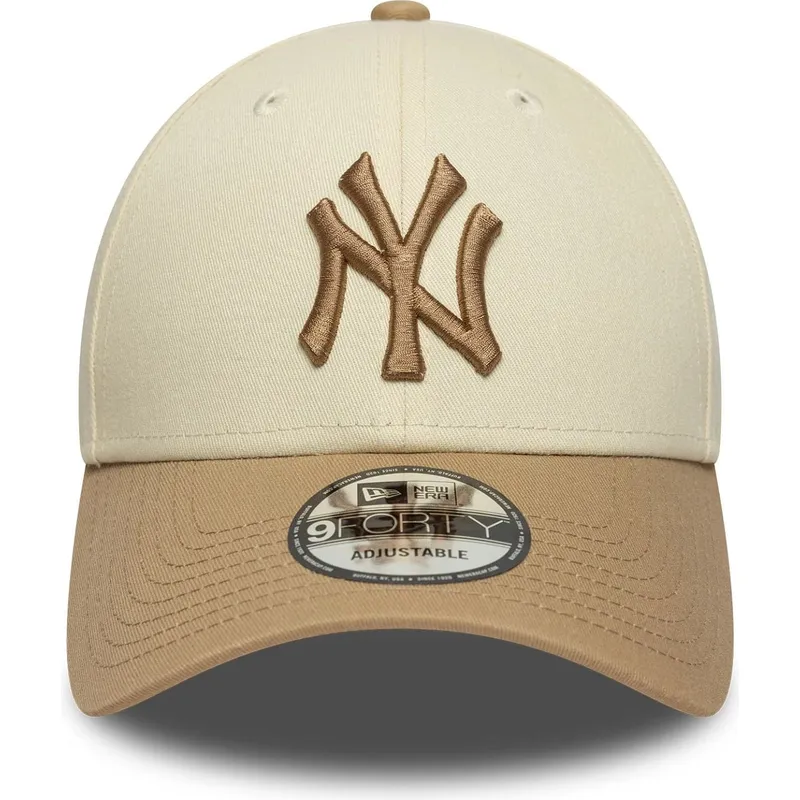 buet-beige-og-brun-justerbar-kasket-med-brunt-logo-9forty-colour-block-fra-new-york-yankees-mlb-fra-new-era