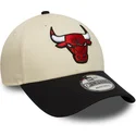 buet-beige-og-sort-justerbar-9forty-colour-block-kasket-fra-chicago-bulls-nba-fra-new-era