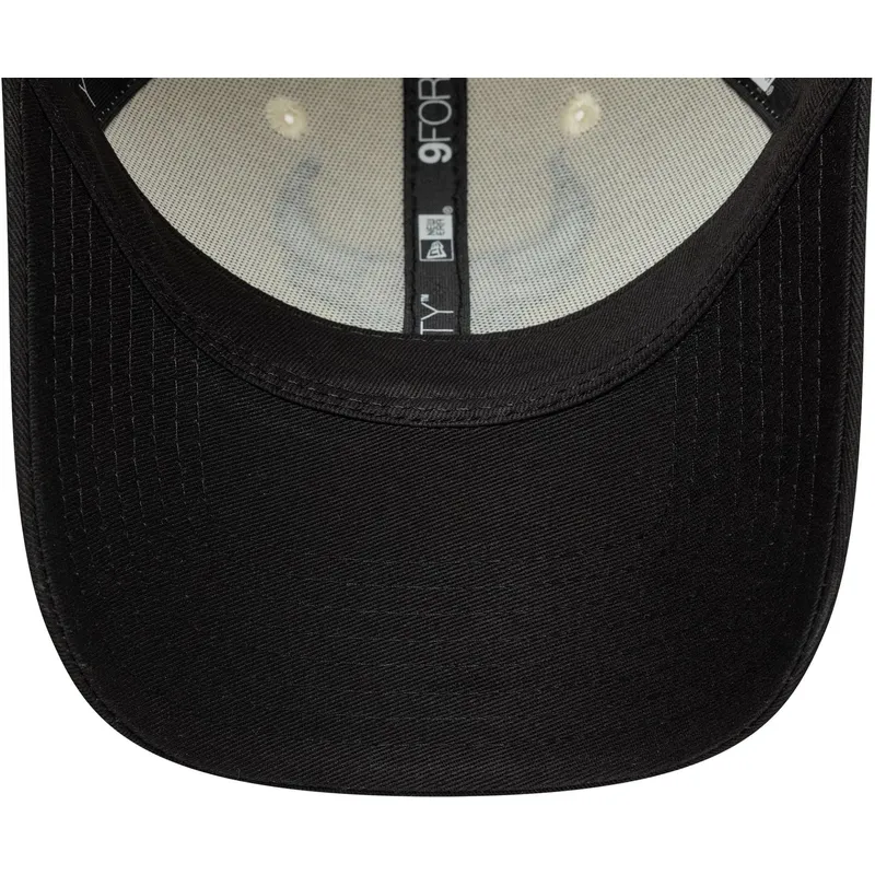 buet-beige-og-sort-justerbar-9forty-colour-block-kasket-fra-chicago-bulls-nba-fra-new-era