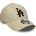 beige-justerbar-buet-kasket-med-brunt-logo-9forty-league-essential-fra-los-angeles-dodgers-mlb-fra-new-era