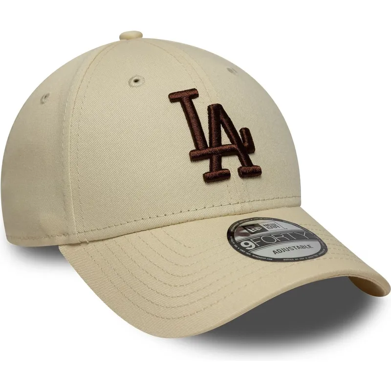 beige-justerbar-buet-kasket-med-brunt-logo-9forty-league-essential-fra-los-angeles-dodgers-mlb-fra-new-era