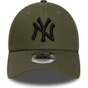 gron-justerbar-curved-kasket-med-sort-logo-9forty-league-essential-fra-new-york-yankees-mlb-fra-new-era