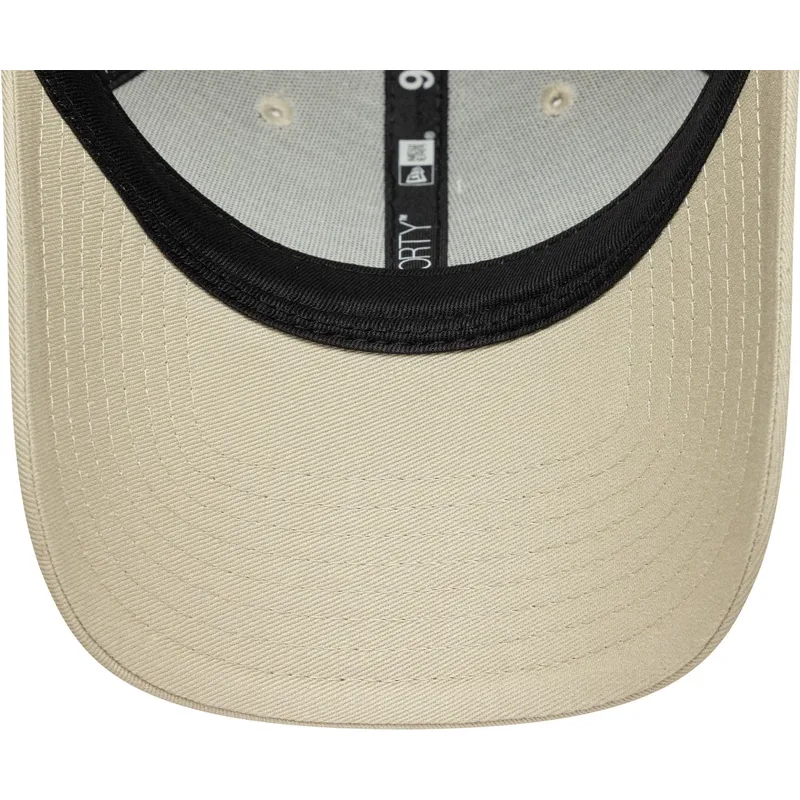 buet-beige-justerbar-9forty-seasonal-kasket-fra-racing-bulls-f1-team-formula-1-fra-new-era