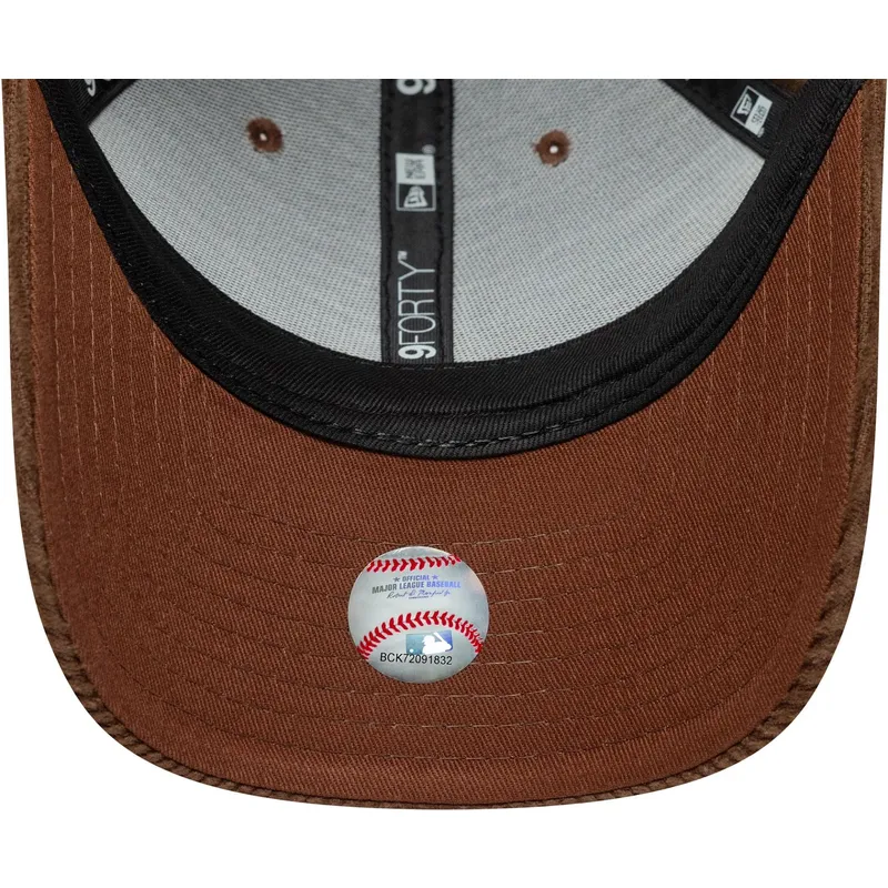 brun-justerbar-kurvet-kasket-med-brunt-logo-9forty-m-crown-cord-fra-los-angeles-dodgers-mlb-fra-new-era