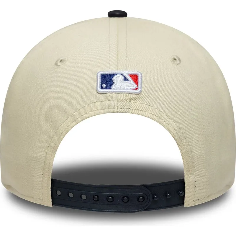 buet-kasket-beige-og-marinebla-snapback-9forty-m-crown-fra-new-york-yankees-mlb-fra-new-era