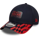 marinebla-og-rod-buet-kasket-snapback-9forty-m-crown-visor-print-fra-red-bull-racing-formula-1-fra-new-era