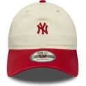 gorra-curva-beige-y-roja-ajustable-9twenty-mini-washed-de-new-york-yankees-mlb-de-new-era