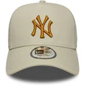 beige-trucker-kasket-med-brunt-logo-a-frame-league-essential-fra-new-york-yankees-mlb-fra-new-era