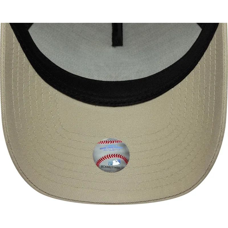 beige-trucker-kasket-med-brunt-logo-a-frame-league-essential-fra-new-york-yankees-mlb-fra-new-era