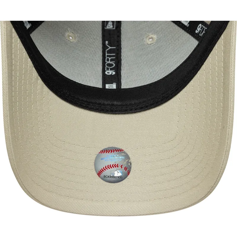 buet-beige-justerbar-kasket-med-lyserodt-logo-til-kvinder-9forty-league-essential-fra-new-york-yankees-mlb-fra-new-era