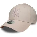 lyserod-justerbar-buet-kasket-med-lyserodt-logo-til-kvinder-9forty-metallic-logo-fra-new-york-yankees-mlb-fra-new-era