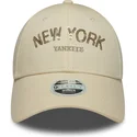 buet-beige-justerbar-kasket-til-kvinder-9forty-sequin-wordmark-fra-new-york-yankees-mlb-fra-new-era