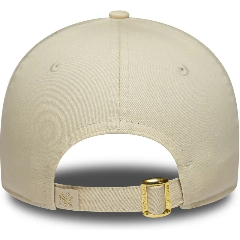 buet-beige-justerbar-kasket-til-kvinder-9forty-sequin-wordmark-fra-new-york-yankees-mlb-fra-new-era
